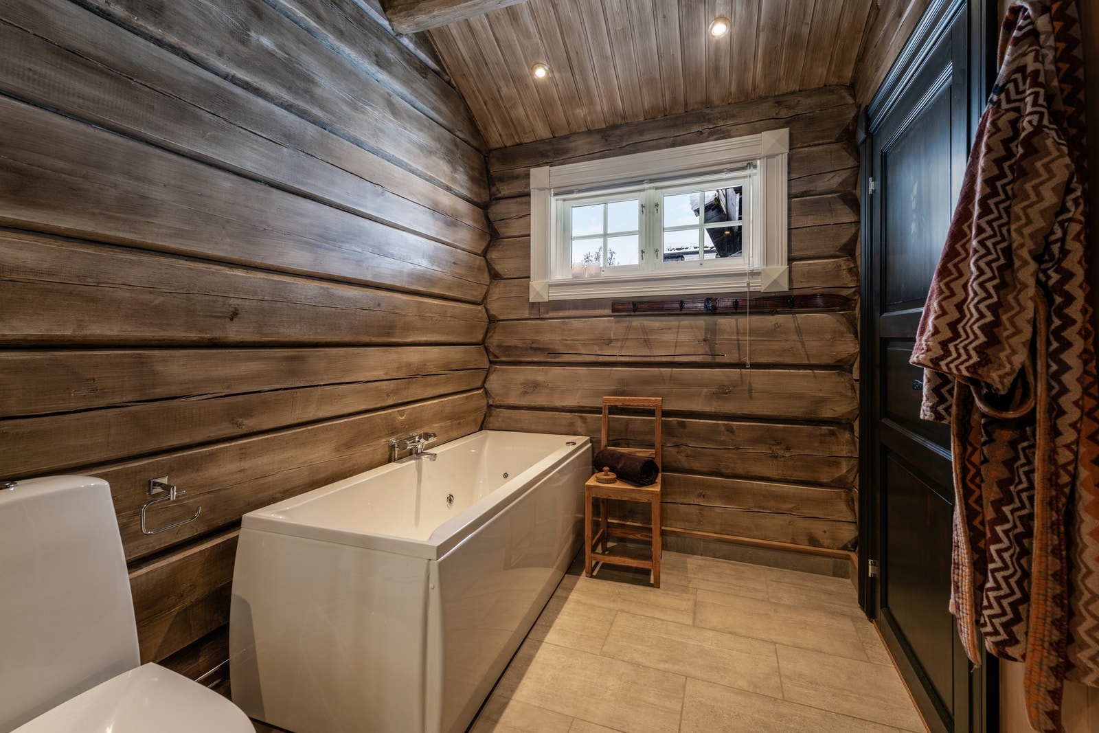 Kombinasjonen mellom tømmer og flis skaper en lun og varm følelse Galleribilde