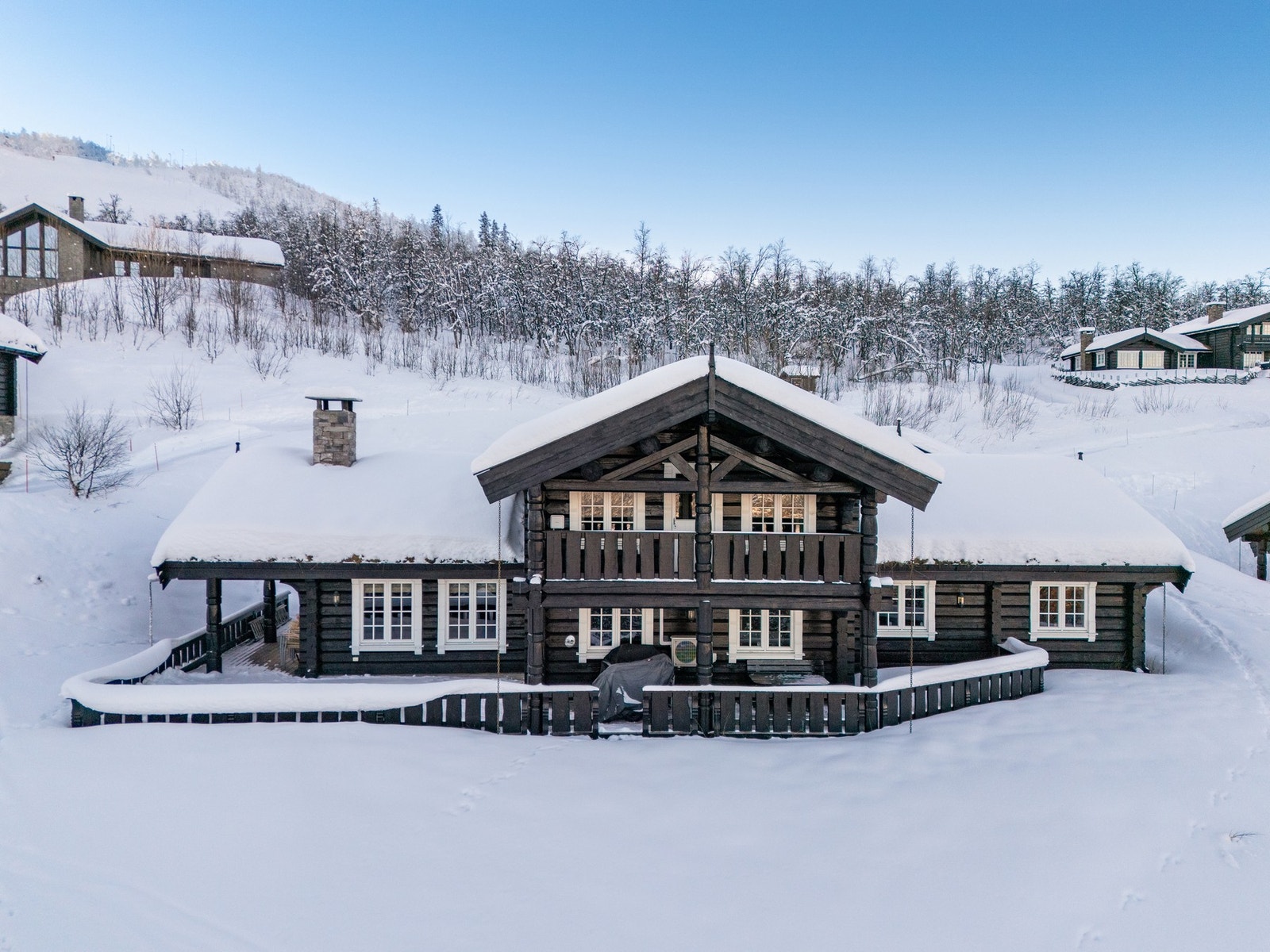 Stor flott solrik terrasse rundt hytten Galleribilde