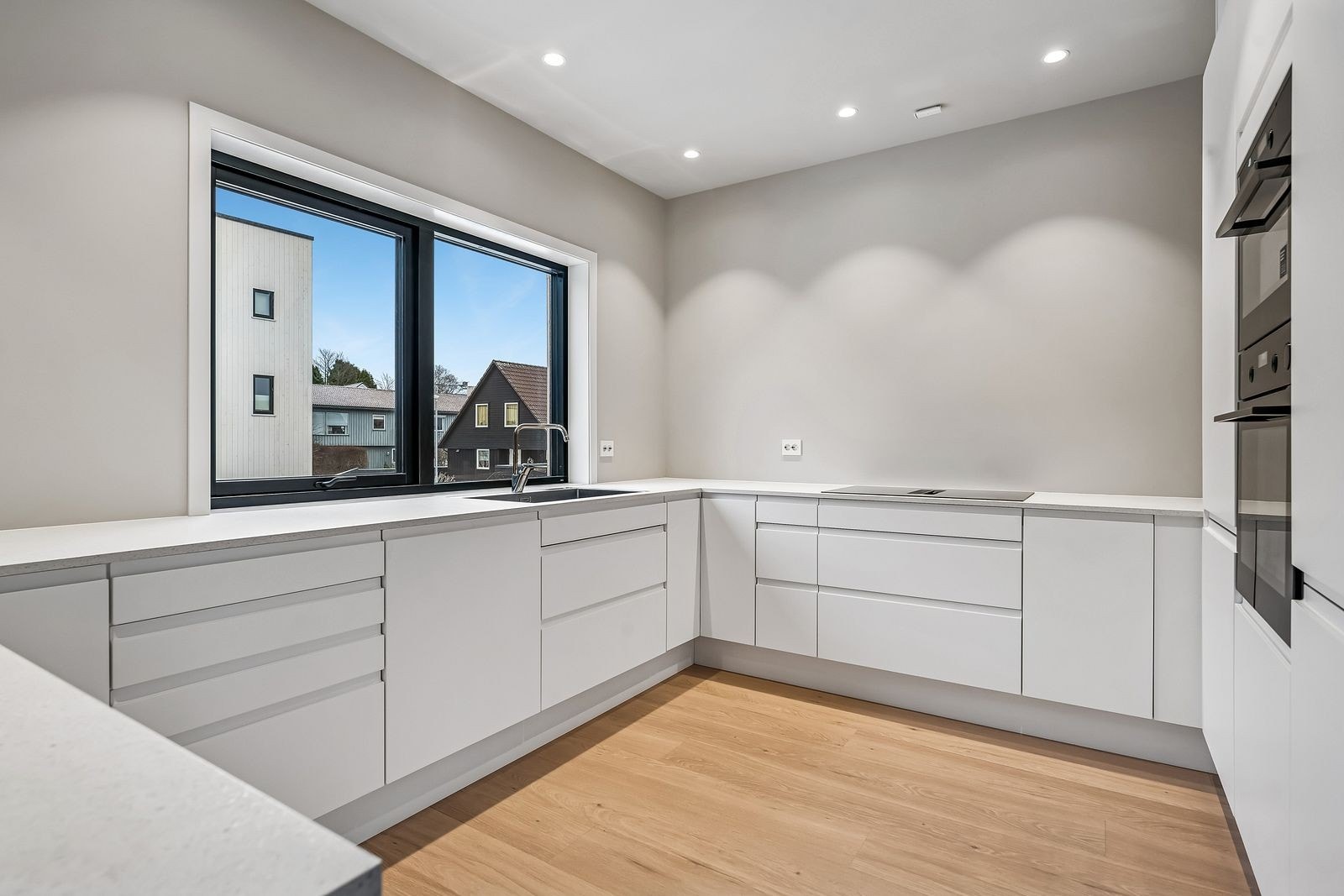 Moderne kjøkken med rikelig med benke- og skapplass Galleribilde