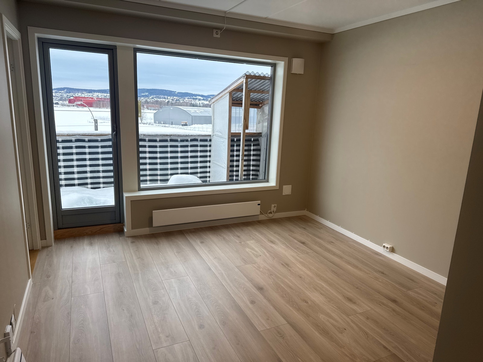 Stue mot balkong Galleribilde