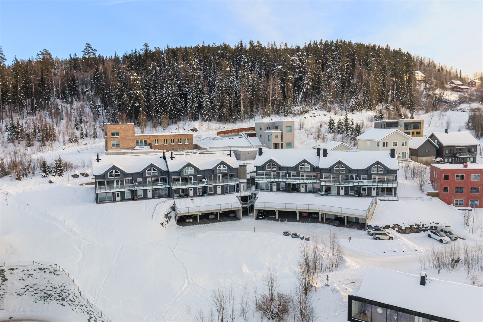 Beliggenheten er svært familievennlig med kort avstand og trafikksikker vei til barnehage, barneskole og ungdomsskole. Galleribilde