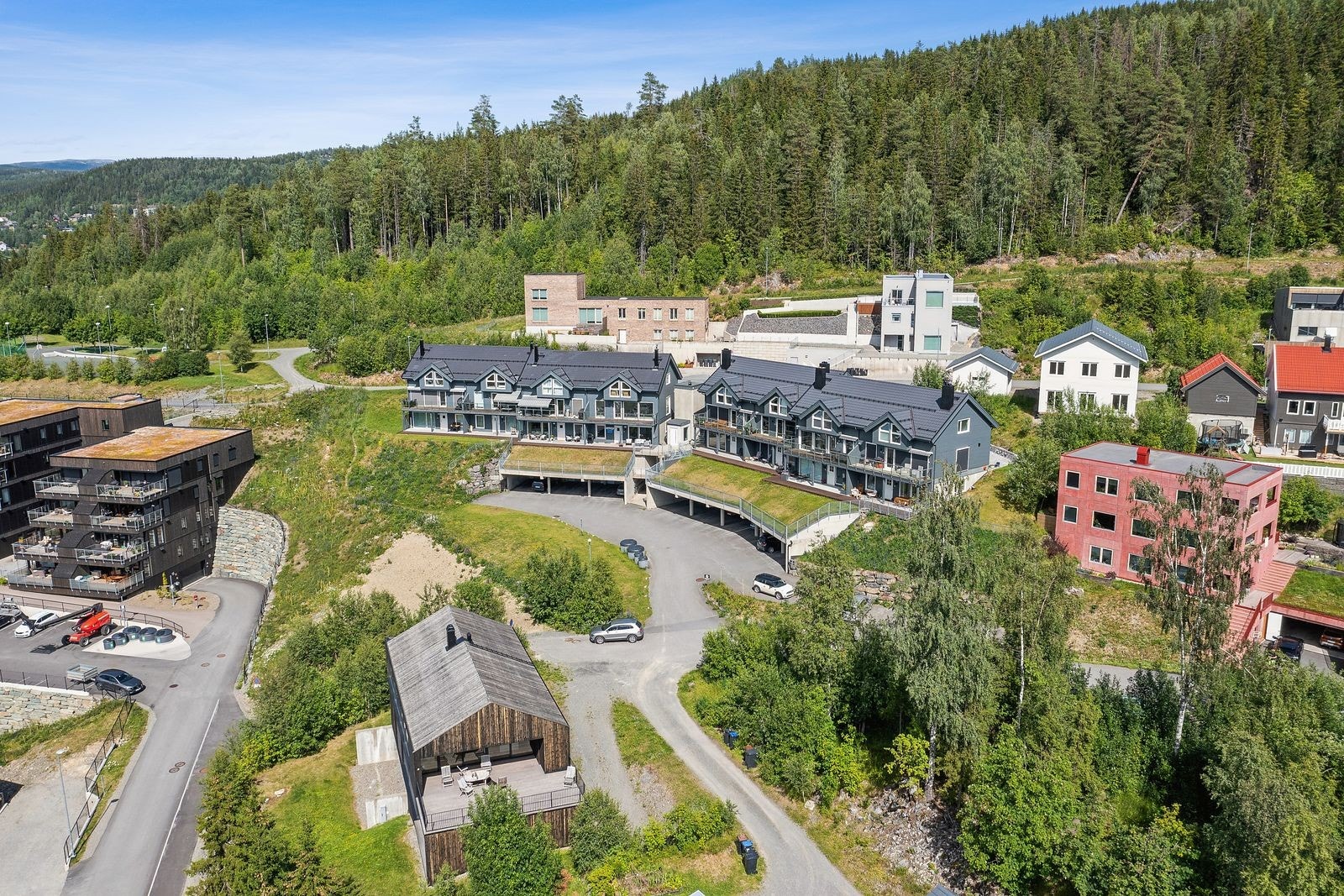 Leiligheten, som ble bygd i 2016, strekker seg over to etasjer og holder en god standard Galleribilde