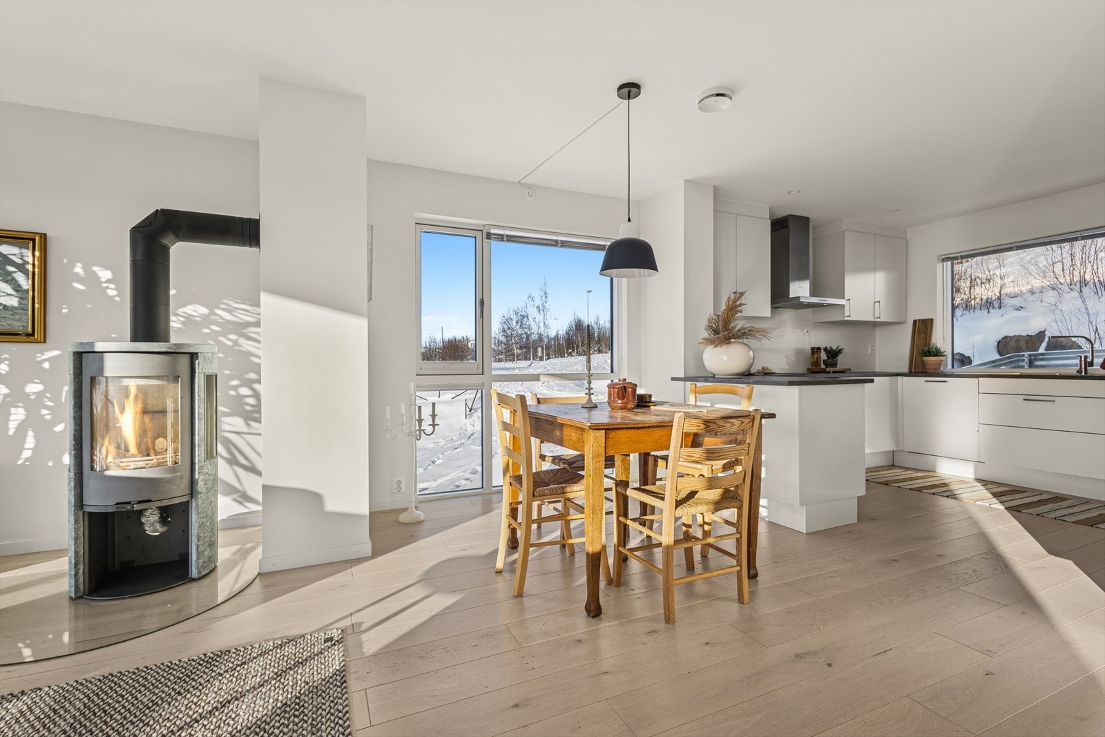 Spisegruppen kan med fordel plasseres i den naturlige sonen mot kjøkkenet. Galleribilde