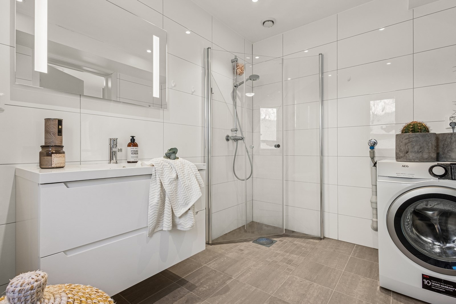 Bad med opplegg for vaskemaksin i 1. etasje. Galleribilde