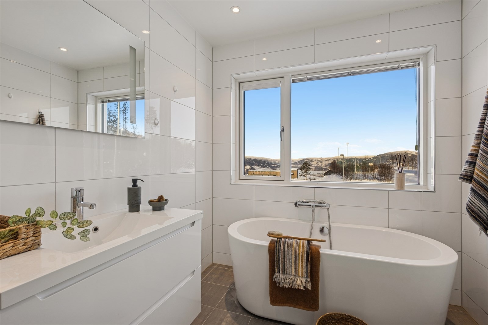 Bad/wc i 2. etasje med både badekar og dusj. Galleribilde