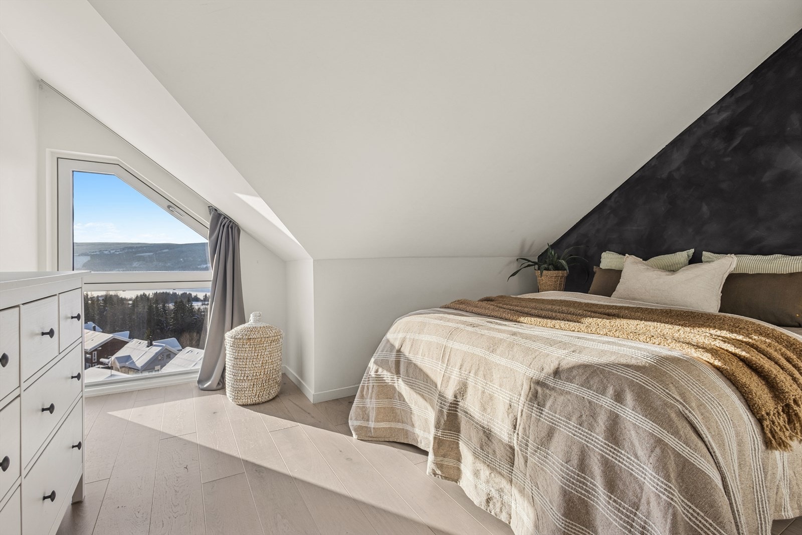 Boligen har 3 soverom, alle plassert i leilighetens 2. etasje. Galleribilde