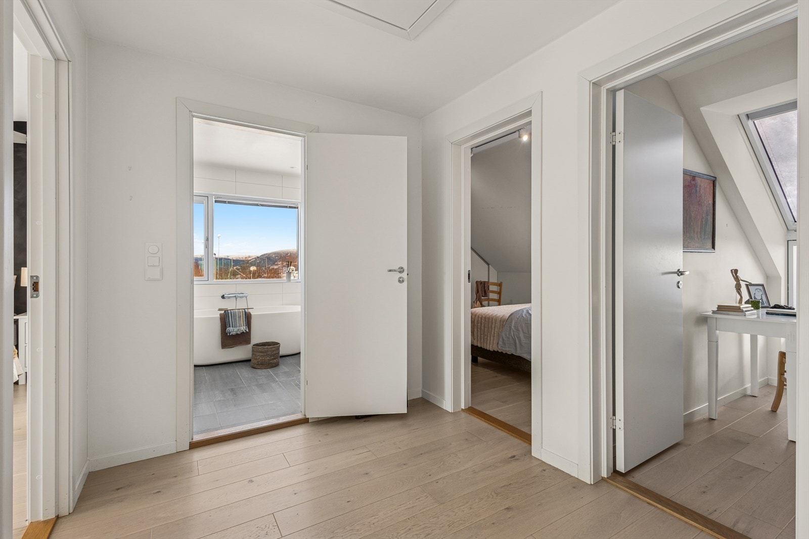 Gang/stue i boligens 2. etasje med adkomst til alle soverommene og etasjens bad. Galleribilde