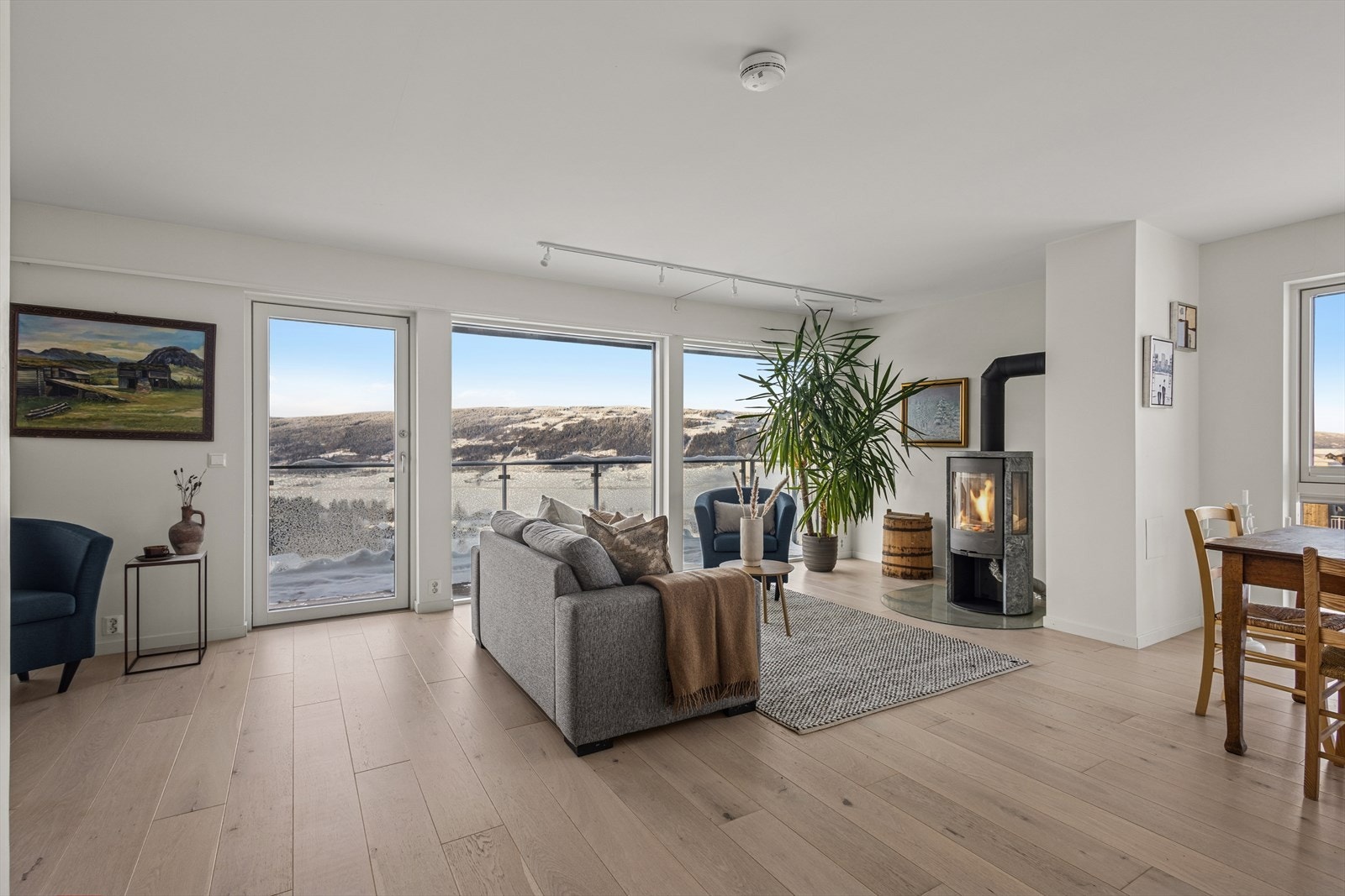 Lys stue med store visdusflater hvor du kan nyte den flotte utsikten. Utvendig screens på stuevinduer mot sørvest. Galleribilde