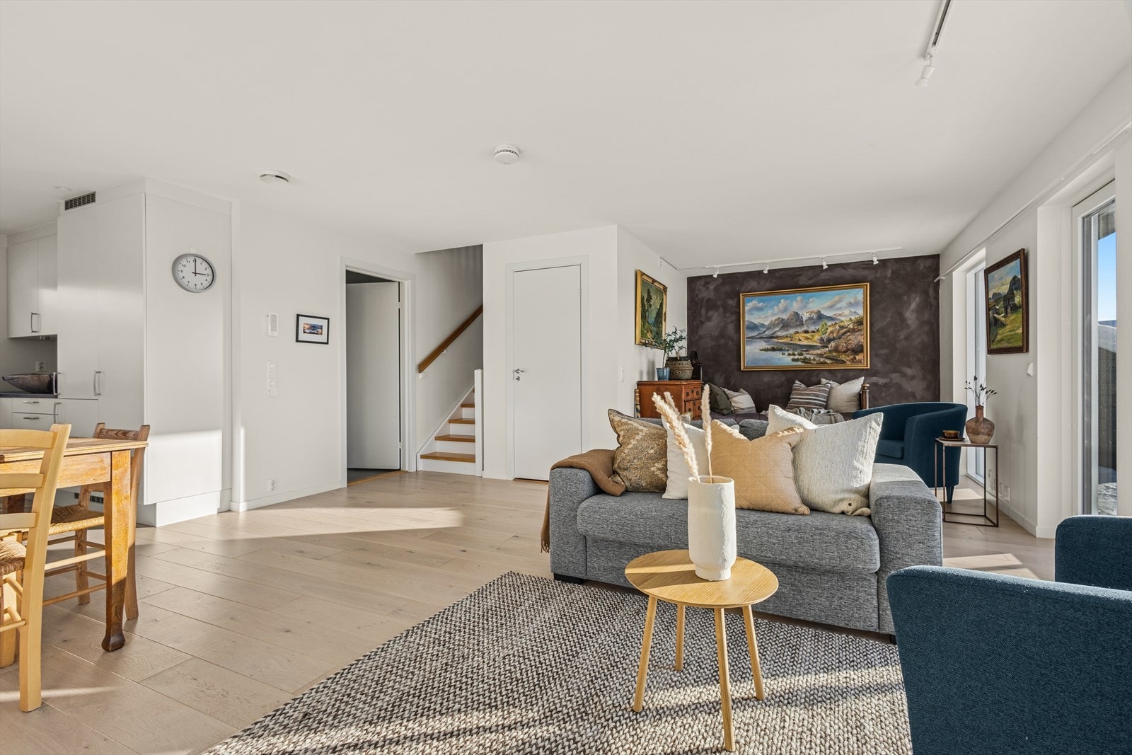 Oppholdsrommets gode utforming gir fleksible muligheter for naturlig soneinndeling. Galleribilde