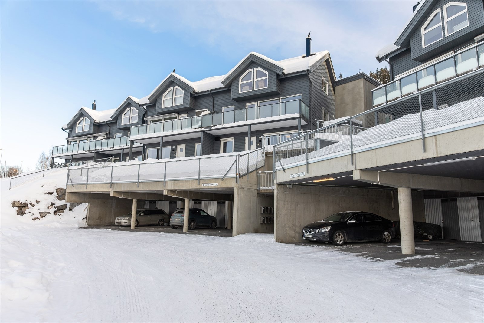 Med leiligheten følger to parkeringsplasser etterhverandre i caport med bod i bakkant. Adkomst via heis eller trapp fra carport. Galleribilde
