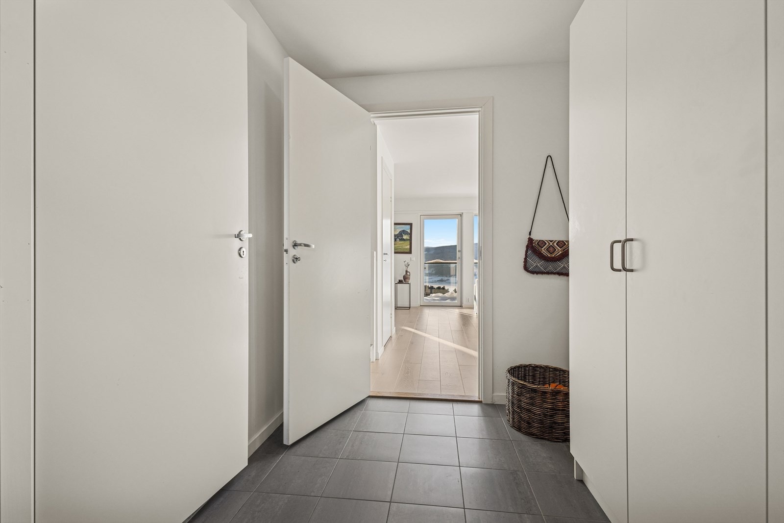 Flislagt gang med varmekabler i gulv. Stort garderobeskap med god plass til oppbevaring av tøy. Galleribilde