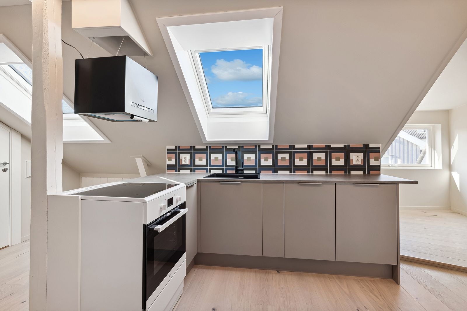 Pent kjøkken med smarte løsninger. Galleribilde