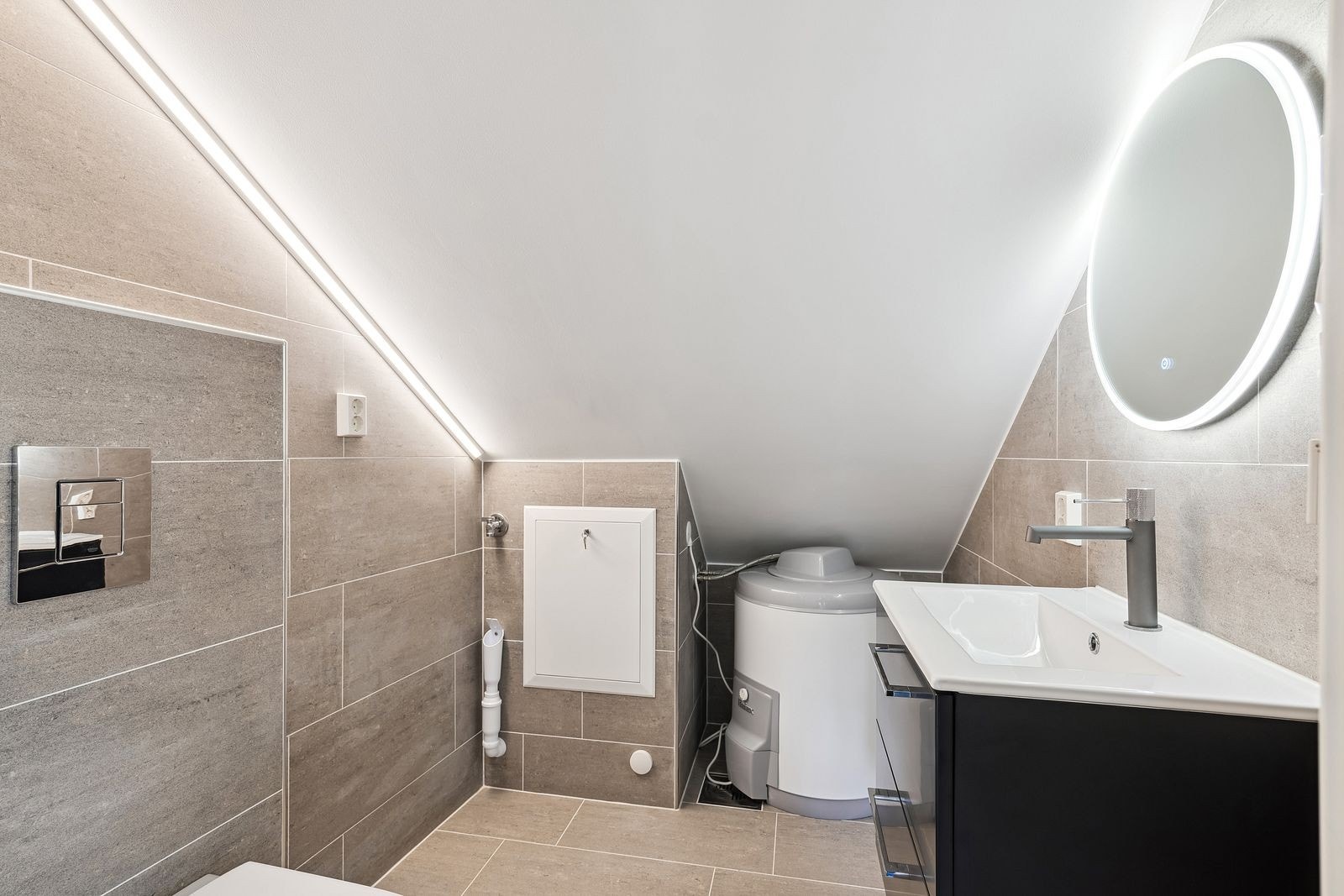 Badet har gulvvarme og opplegg for vaskemaskin. Galleribilde