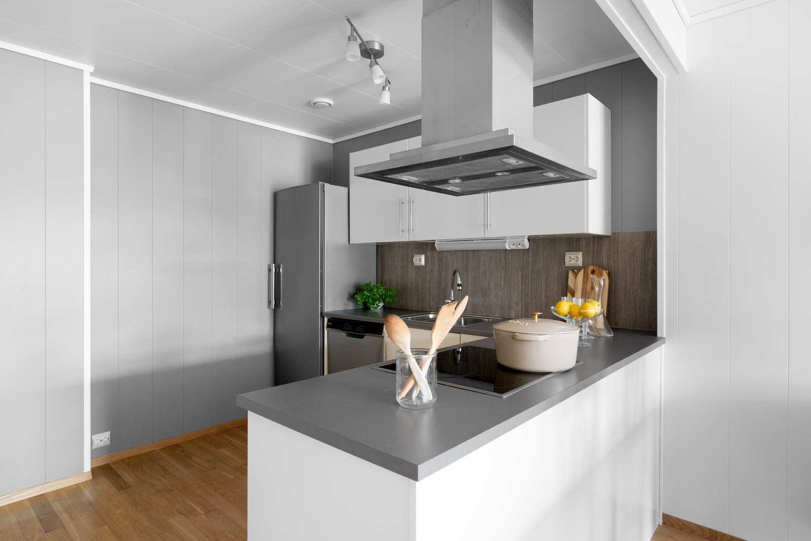 Ellers har kjøkkenet nisje til oppvaskmaskin, og plass til frittstående kjøleskap. Galleribilde