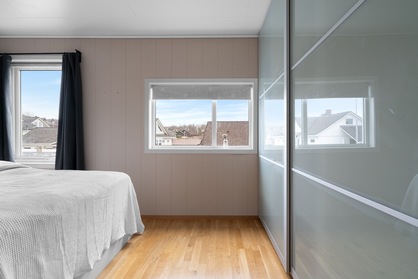 Hovedsoverommet har god plass til dobbeltseng, nattbord og garderobeskap. Galleribilde
