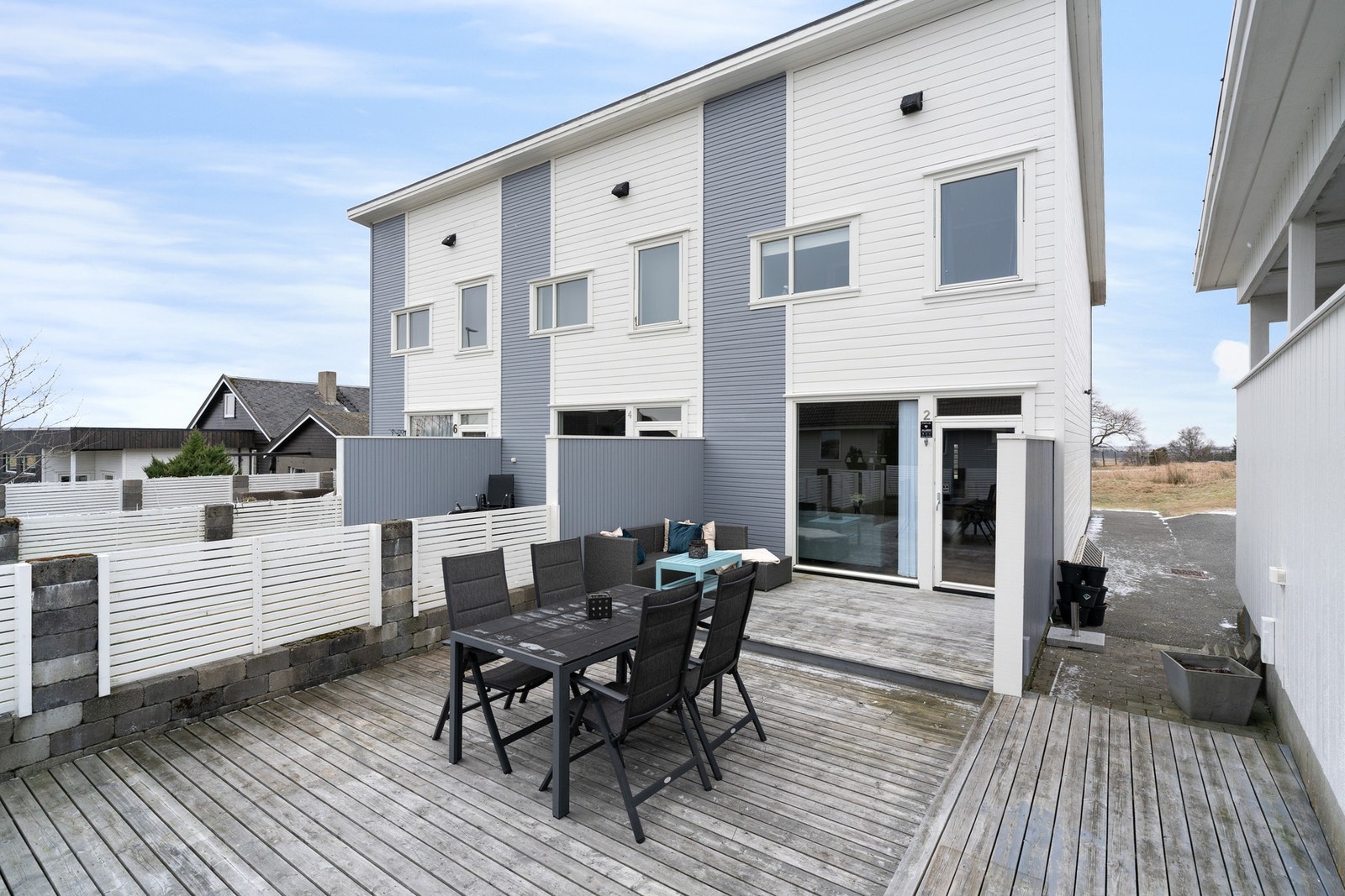 Fra stuen er det utgang til en romslig terrasse med god plass til utemøbler og grill. Galleribilde