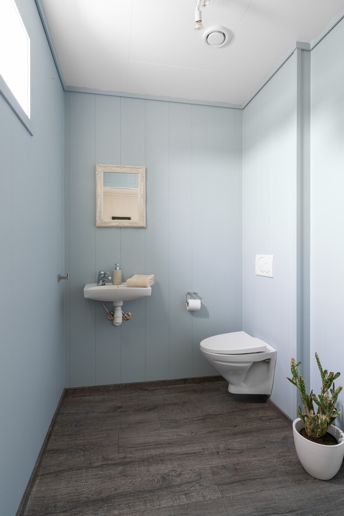 Praktisk plassert gjestetoalett like ved gjør ankomsten ekstra bekvem for både beboere og besøkende. En innbydende velkomst til et hjem med gode løsninger. Galleribilde