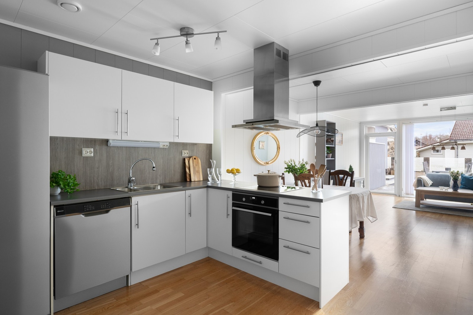 Videre er kjøkkenet utstyrt med integrerte hvitevarer som koketopp og komfyr. Galleribilde