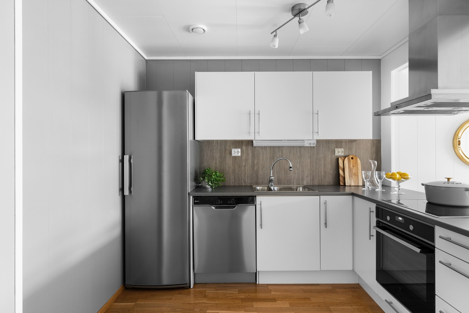 Kjøkkenet har godt med skap- og benkeplass til diverse matlaging og lagring av matvarer. Galleribilde