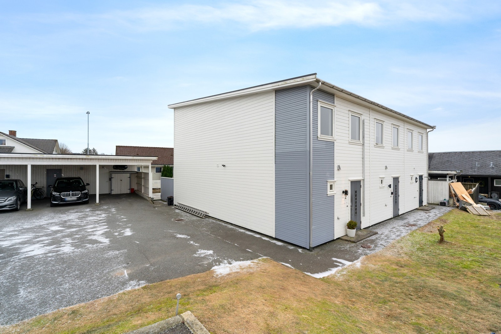 Det er parkering i felles carport anlegg med el-bil lader. Galleribilde