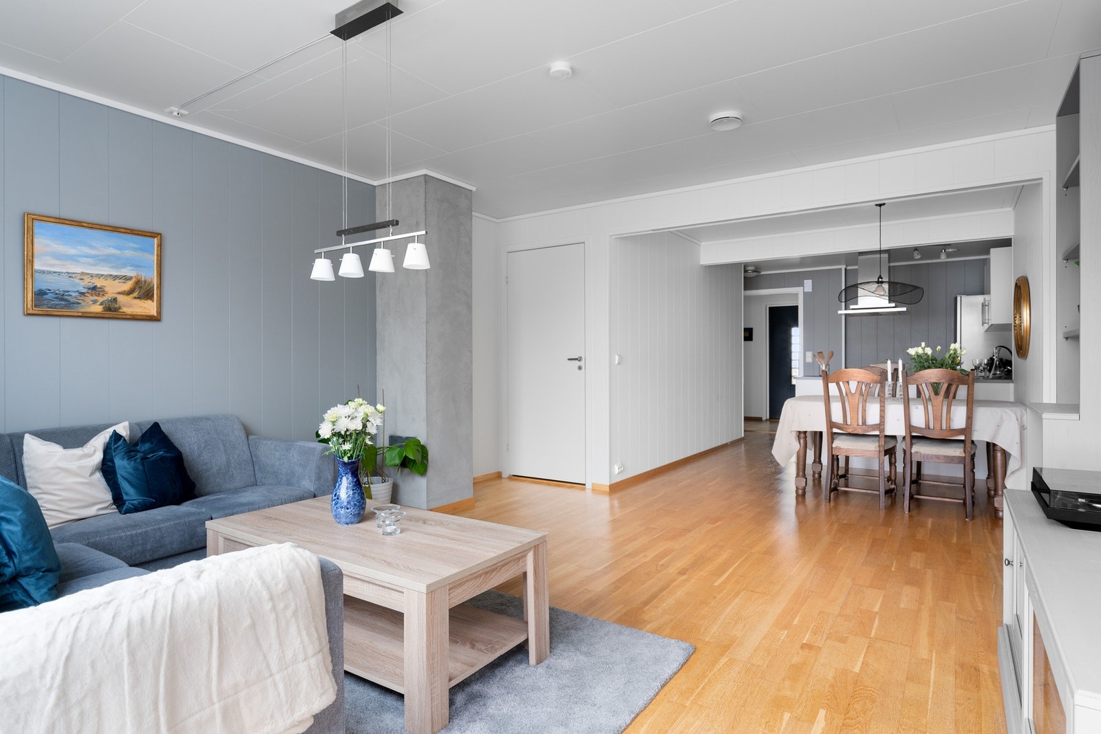 Stuen og kjøkkenet ligger i åpen løsning, den åpne løsningen gir plass til både sofa, tv-seksjon og spisebord ved kjøkkensonen. Galleribilde