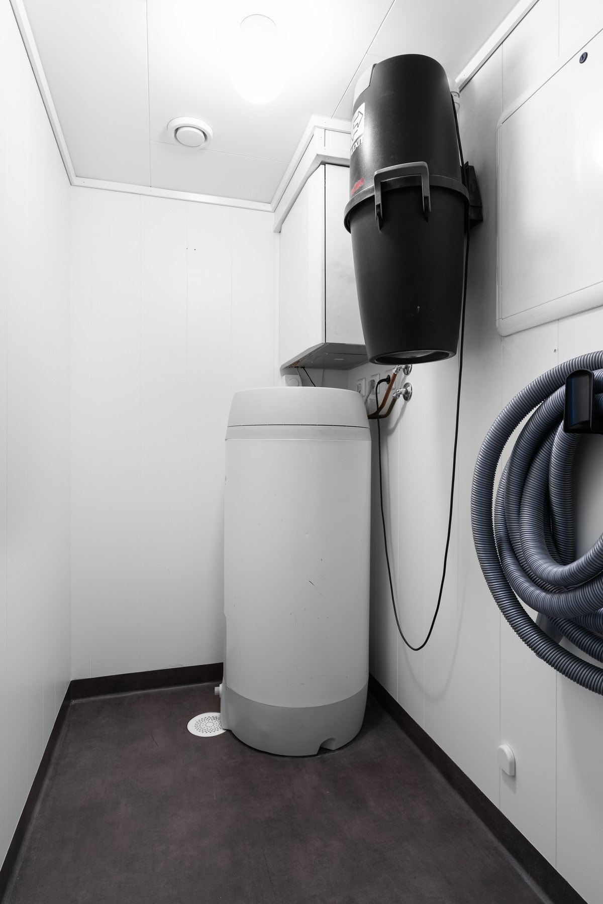 For ekstra lagringsplass har boligen en innvendig bod, samt en utvendig bod i tilknytning til carporten. Galleribilde