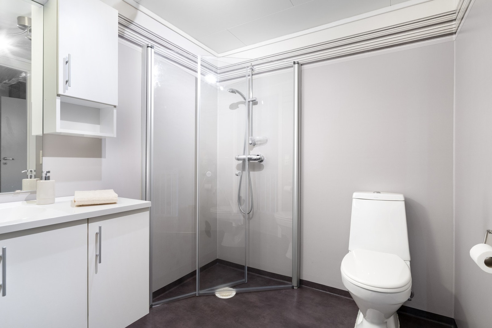 Videre er rommet utstyrt med toalett, innfellbare dusjdører og opplegg til vaskemaskin. Galleribilde