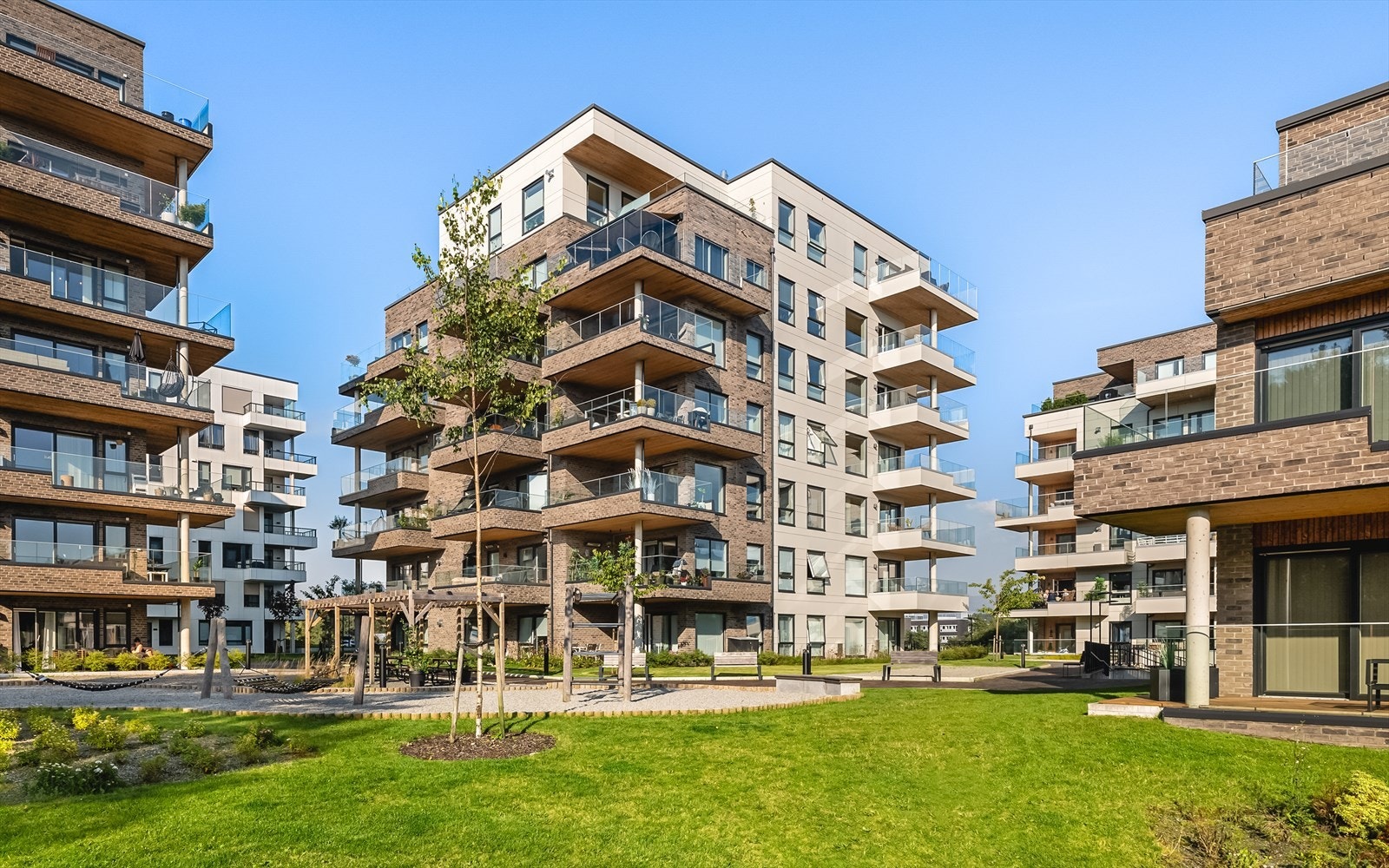 Leiligheten ligger sentralt og attraktivt til i et moderne og nyutviklet boligområde på Sandsli. Galleribilde