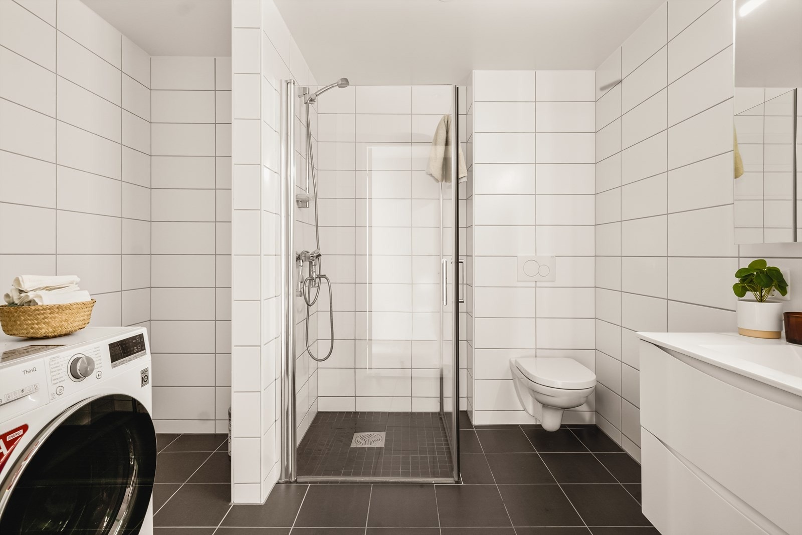 Pent og moderne helfliset bad. Galleribilde