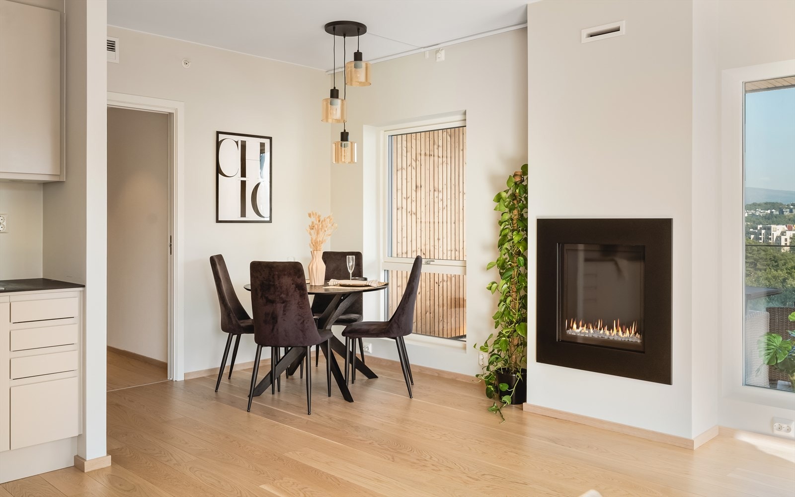 Det er god plass til spisebord i stuen. Galleribilde