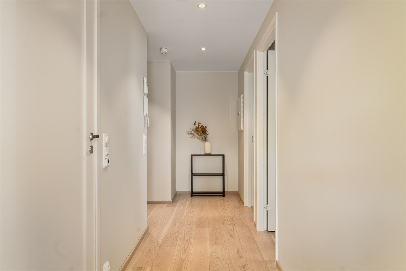 Leiligheten ligger i byggets 3. etasje og har en gjennomtenkt og funksjonell planløsning som passer godt for både par, små familier og enslige. Galleribilde