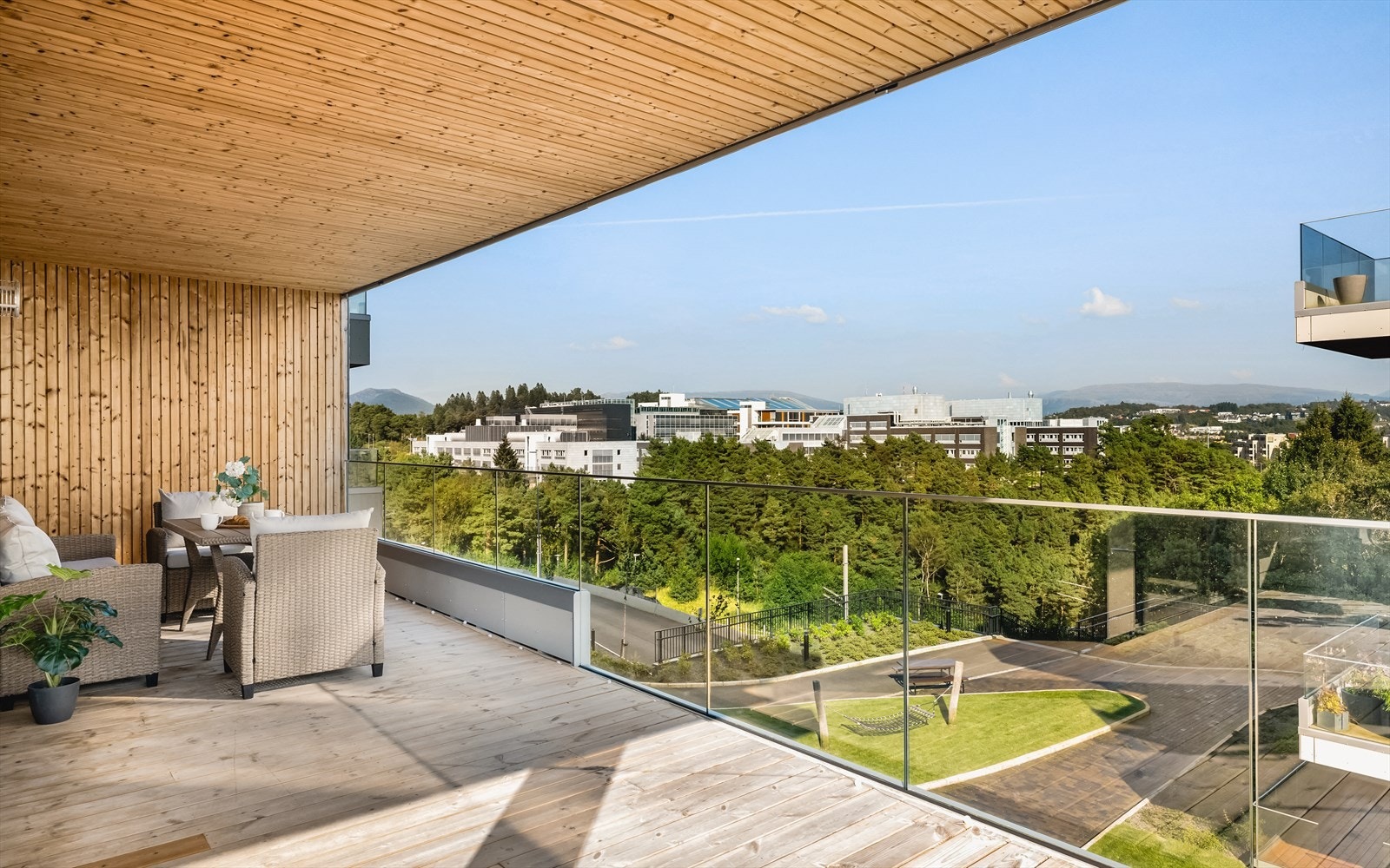 Flott sør-østvendt balkong på hele 28 m² med flotte solforhold. Galleribilde