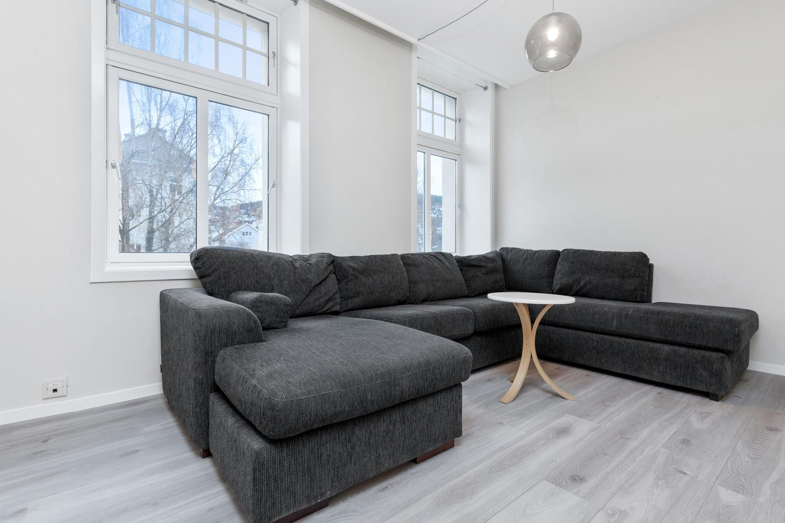 Store vindusflater gir rikelig med naturlig lysinnslipp. Galleribilde