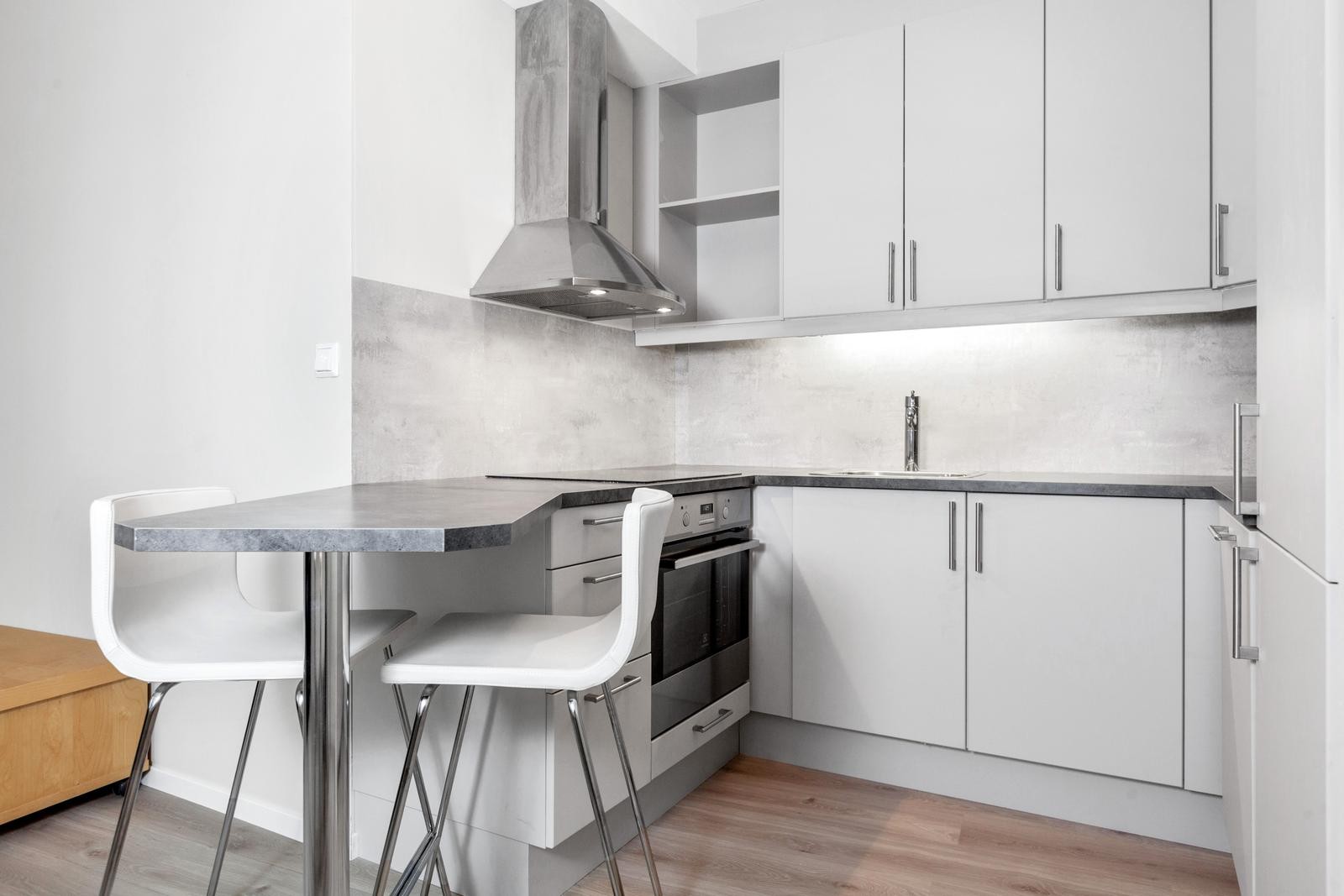 Nyere og delikat kjøkken med integrerte hvitevarer (komfyr, kombiskap og oppvaskmaskin). Galleribilde