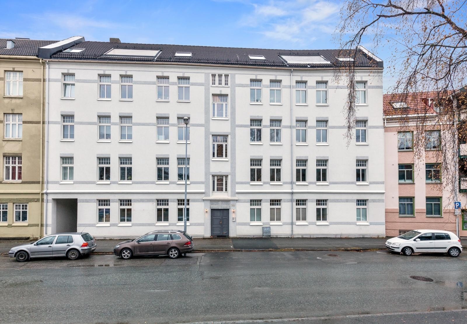 Fasade: Leiligheten ligger i 2.etg i denne flotte bygården på Øya. Kort vei til NTNU og St.Olavs. Galleribilde