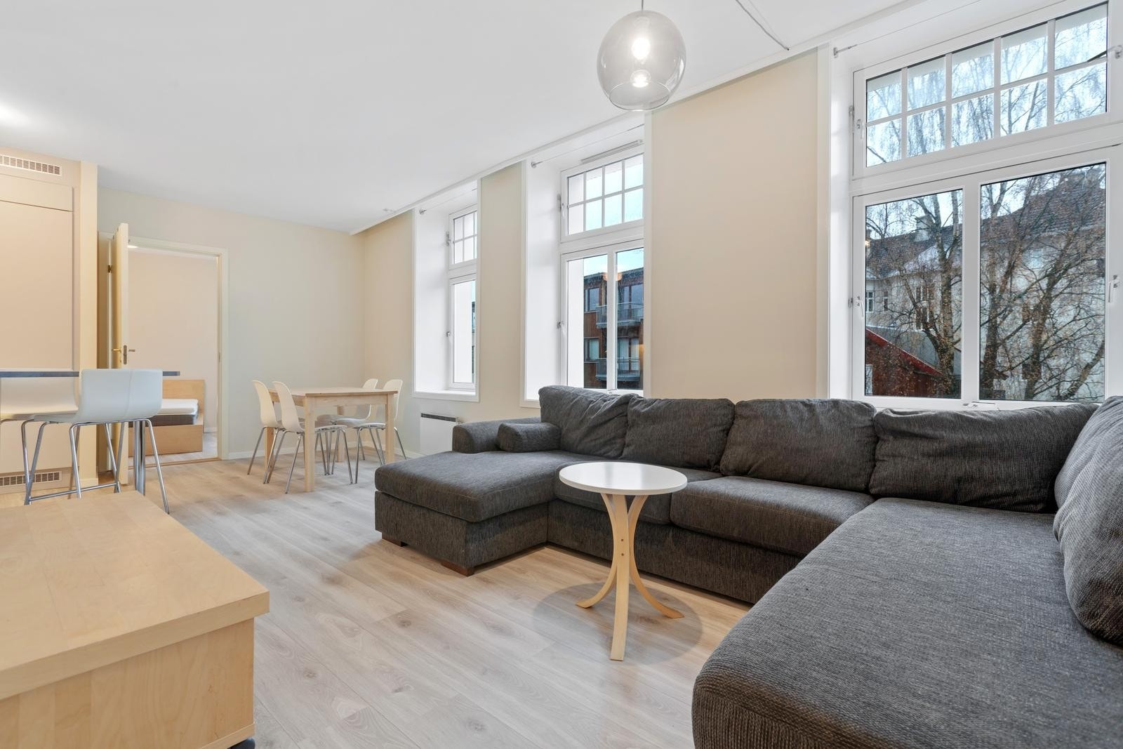 Åpen løsning mellom stue- og kjøkken. God plass til både spisebord og sofagruppe. Galleribilde