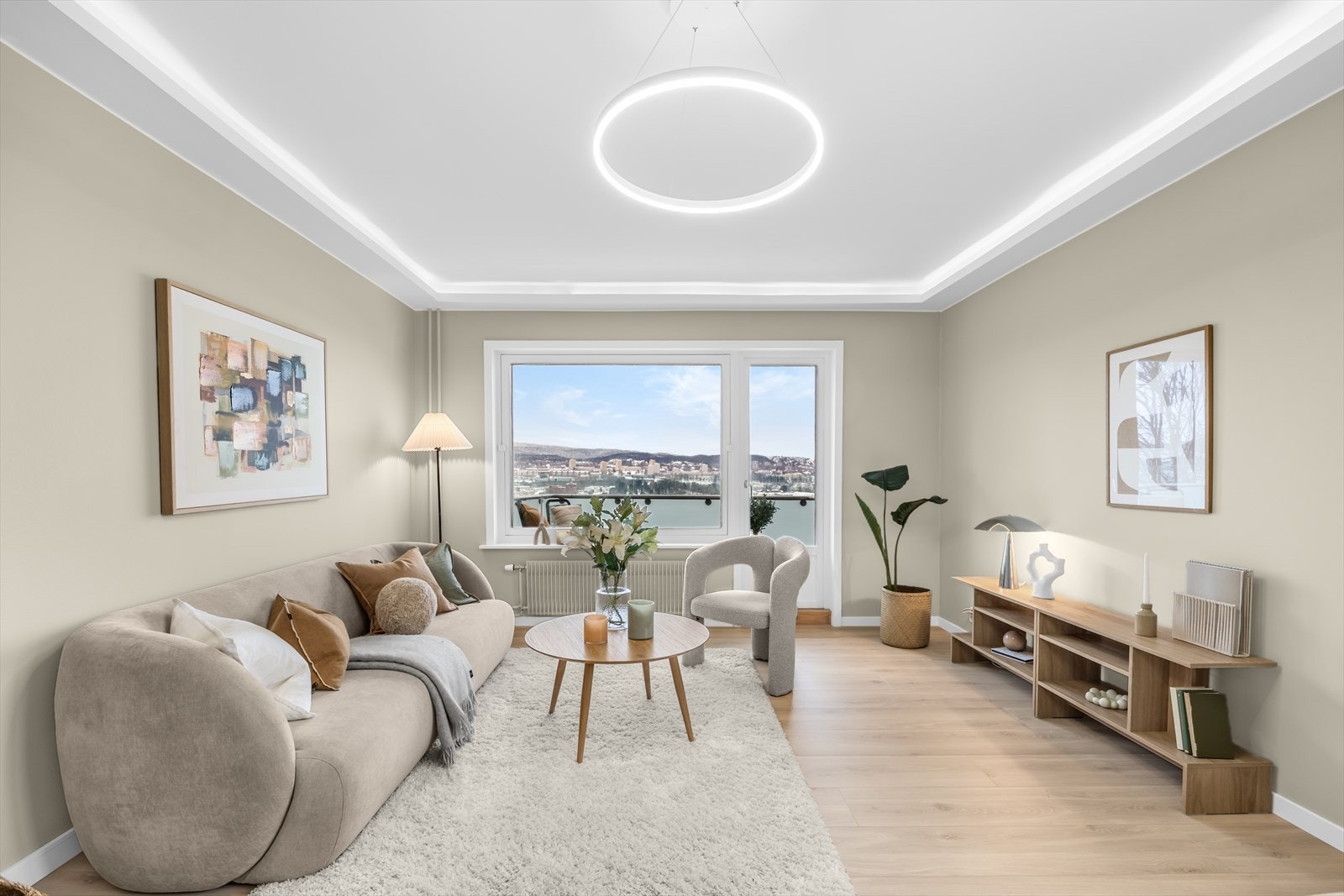 Stuen er romslig og gir fleksible møbleringsmuligheter for både sofagruppe og spisebord. Galleribilde