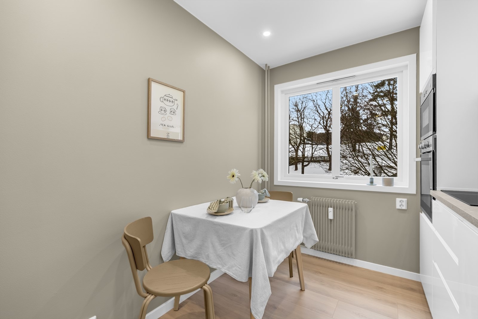 Det er plass til en liten spiseplass ved vinduet for frokosten. Galleribilde