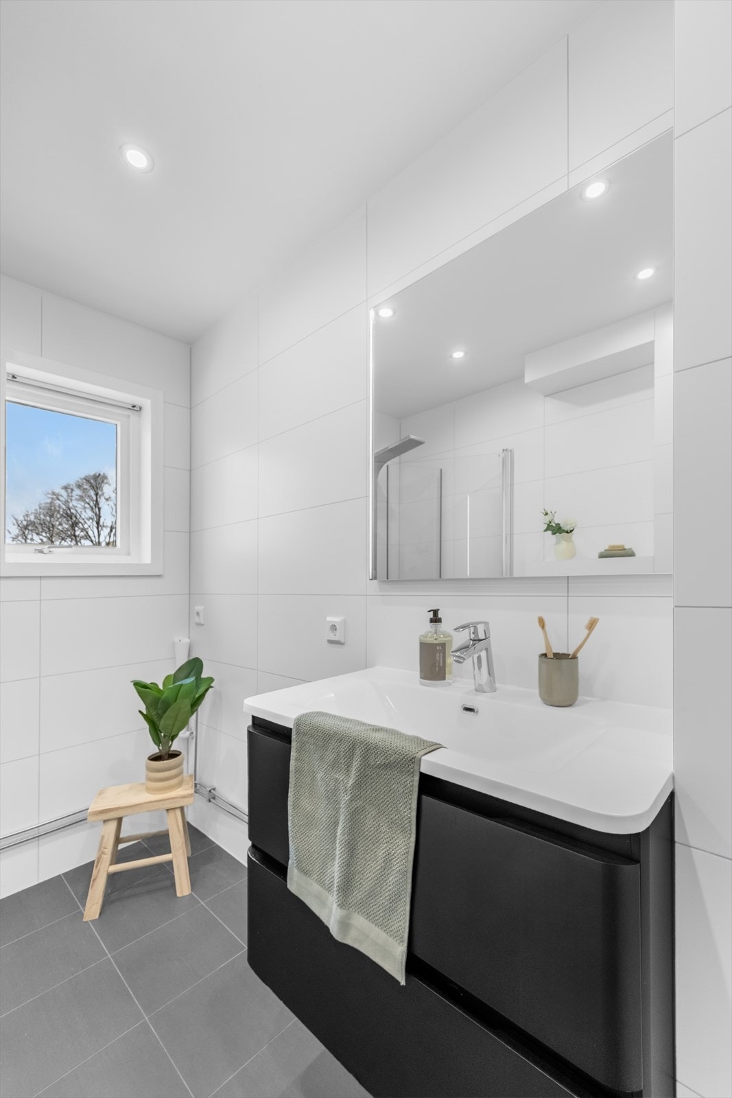 Speil med integrert belysning og et vindu som gir dagslys og mulighet for lufting. Galleribilde