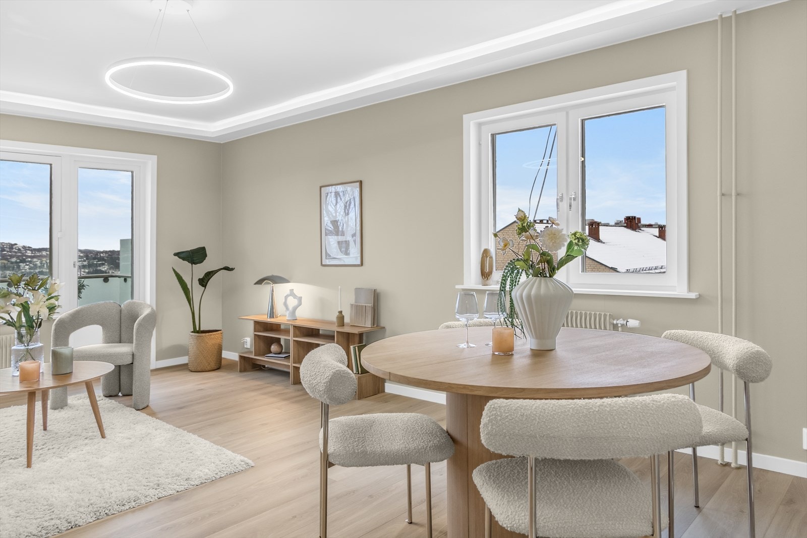 Stuen er et sentralt og samlende rom i leiligheten, med utgang til balkongen. Galleribilde