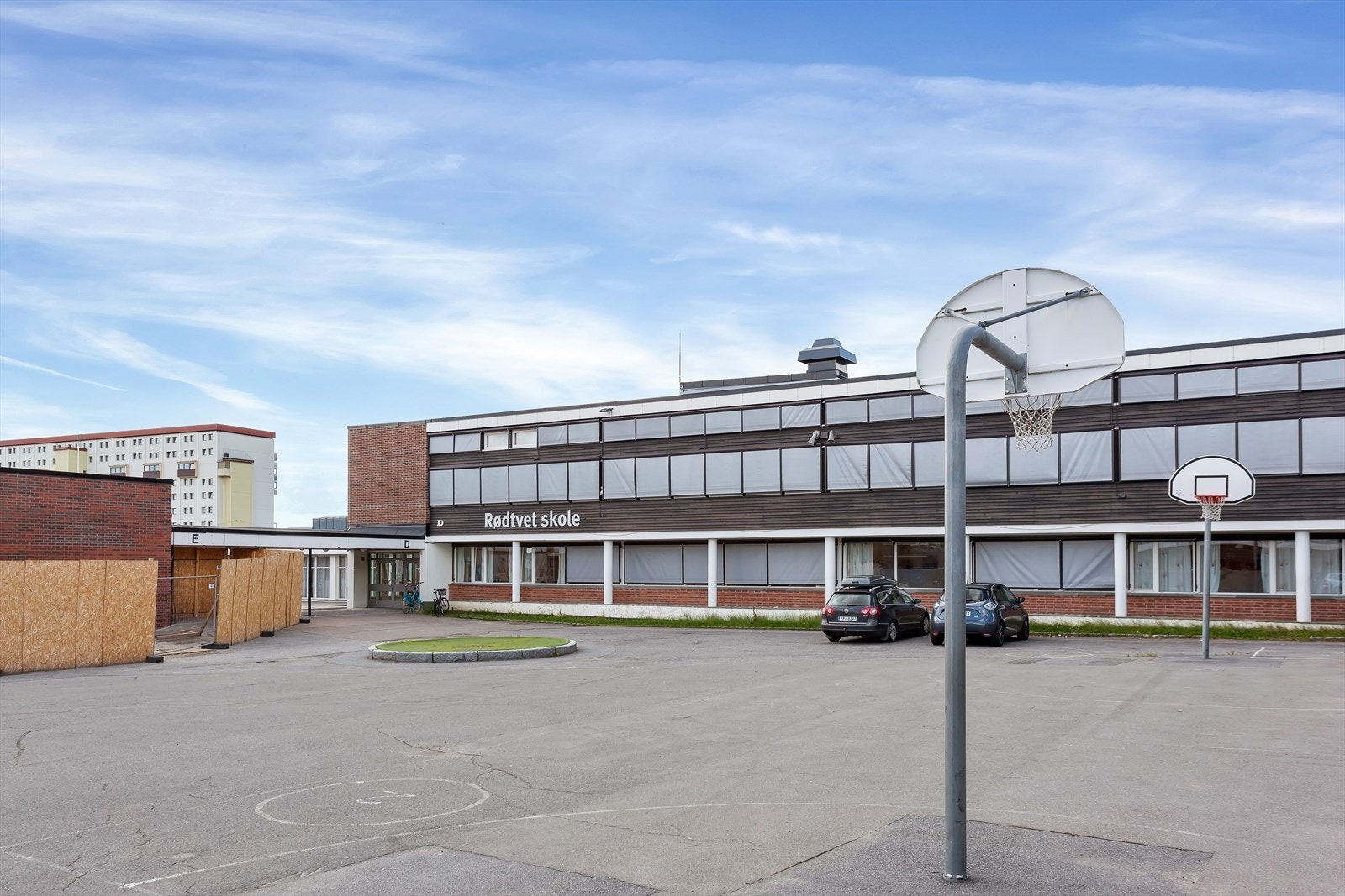 Det er flere skoler i nærområdet, inkludert Rødtvet skole som er synlig her. Galleribilde