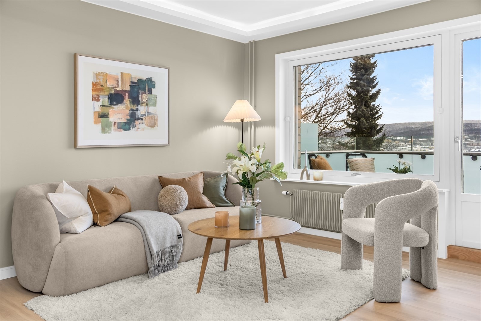 Gjennomgående laminatgulv og lyse veggflater gir et helhetlig og tidsriktig inntrykk. Galleribilde