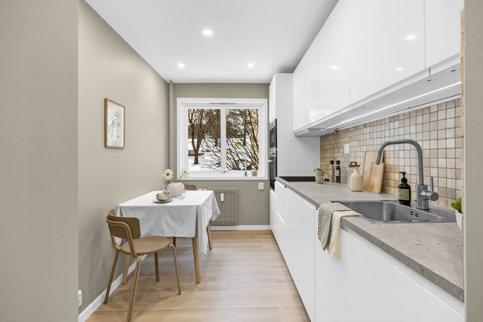 Kjøkkenet har en praktisk utforming med god arbeidsflyt mellom sonene. Galleribilde