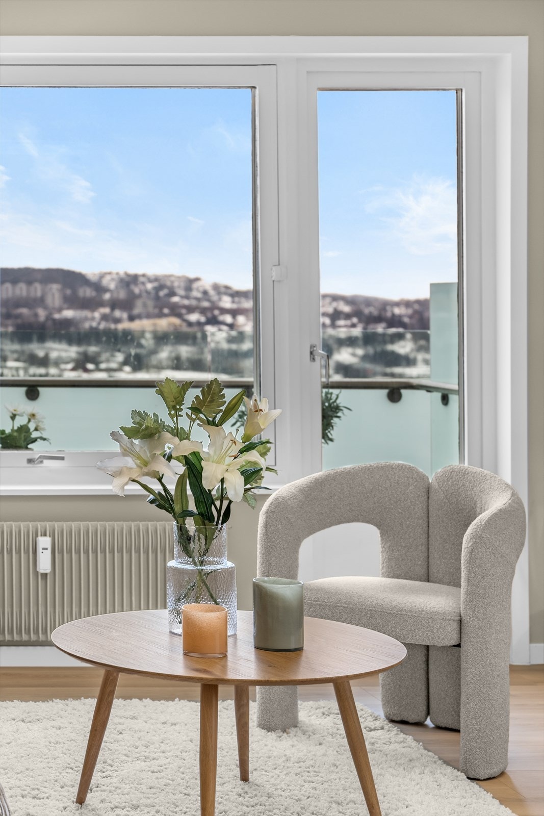 De store vinduene bidrar til en lys og trivelig atmosfære i stuen. Galleribilde