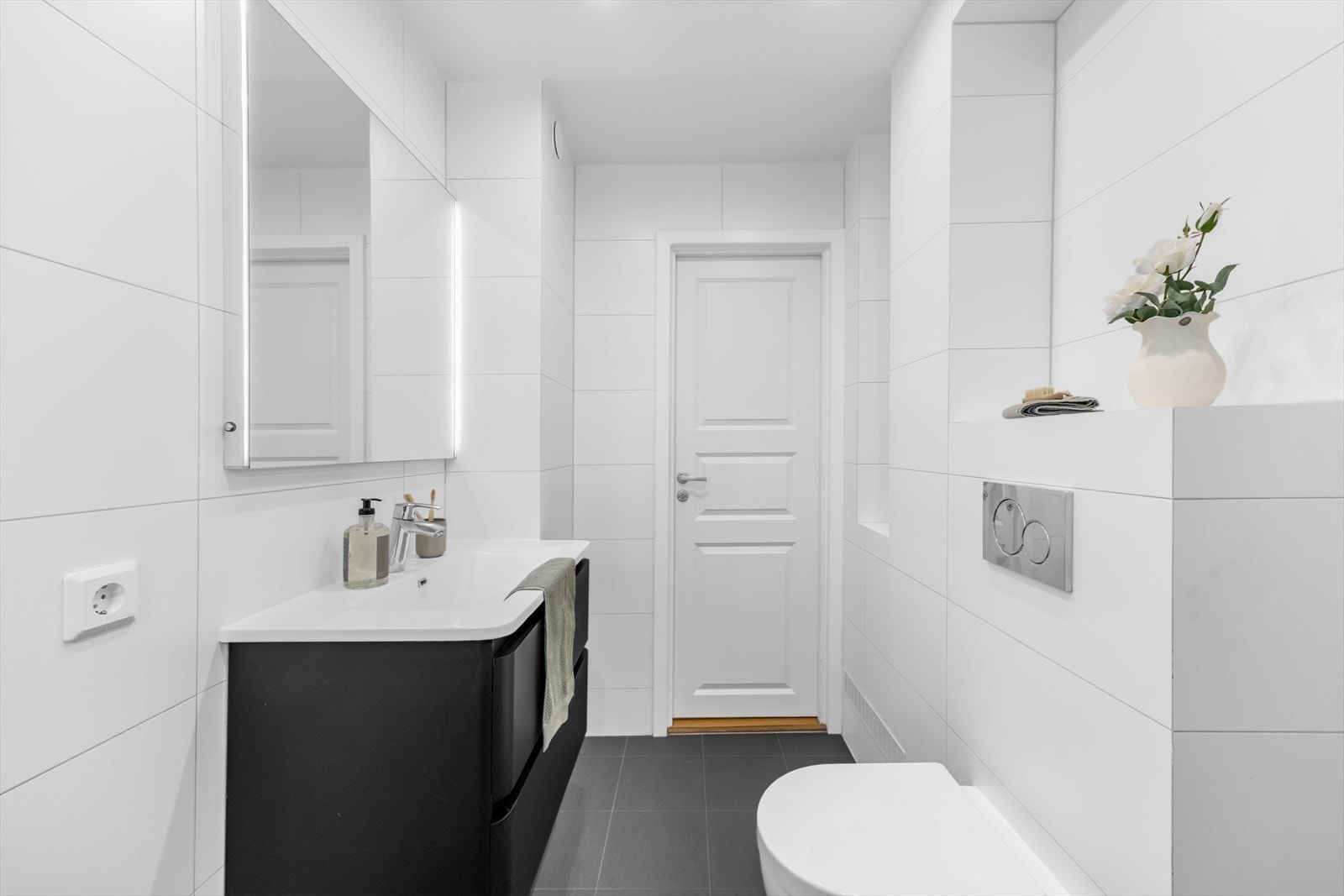 Servantinnredningen i sort utførelse gir god oppbevaringsplass for toalettsaker. Galleribilde