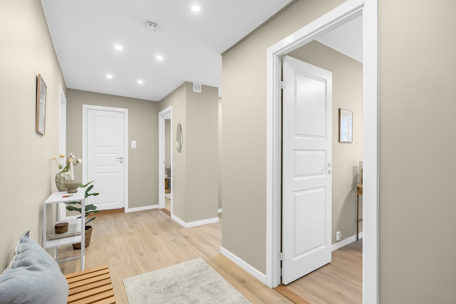 Fra entreen er det tilgang til alle rom, noe som gir en praktisk og god flyt. Galleribilde