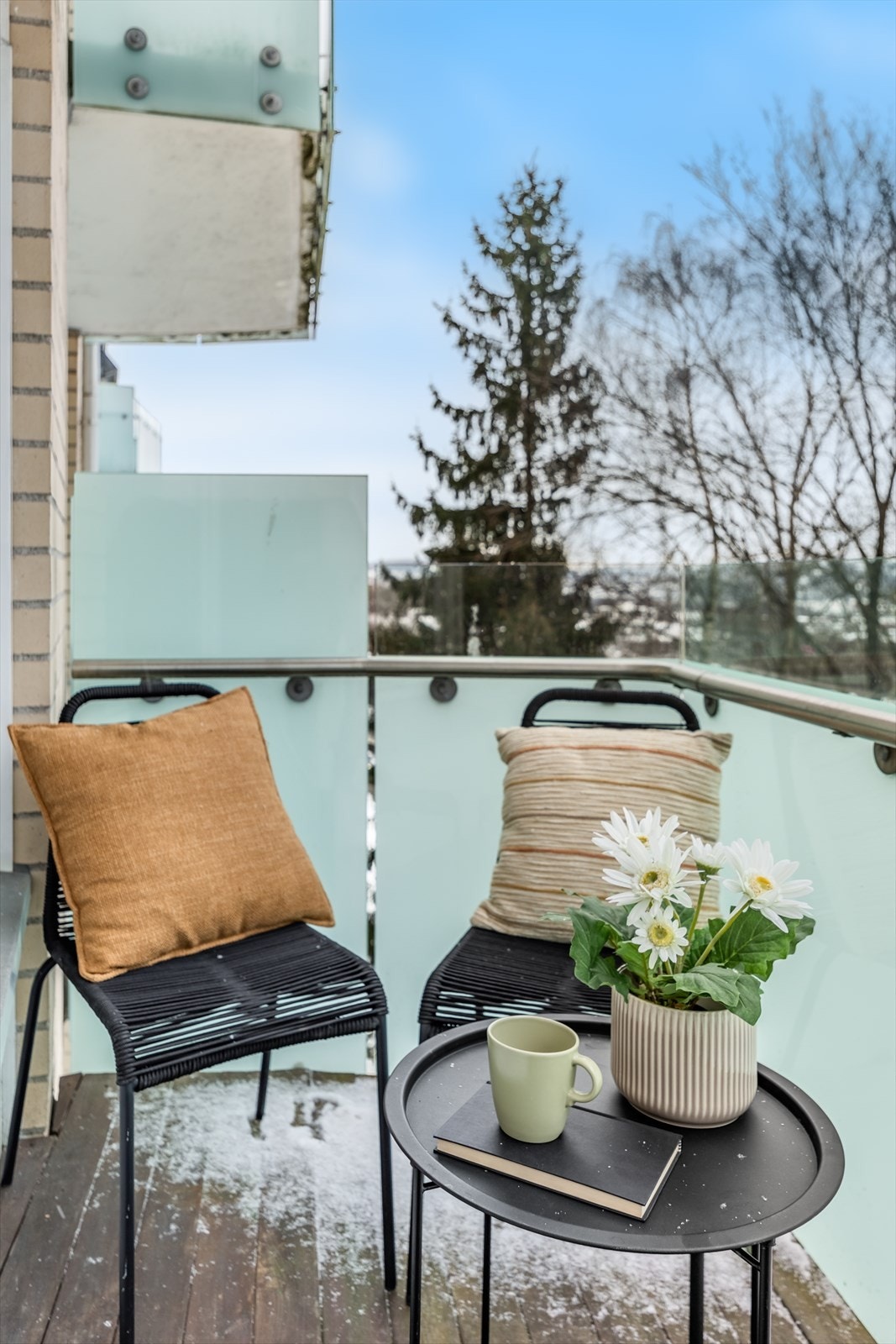 Balkongen blir en fin forlengelse av stuen på varme dager. Galleribilde