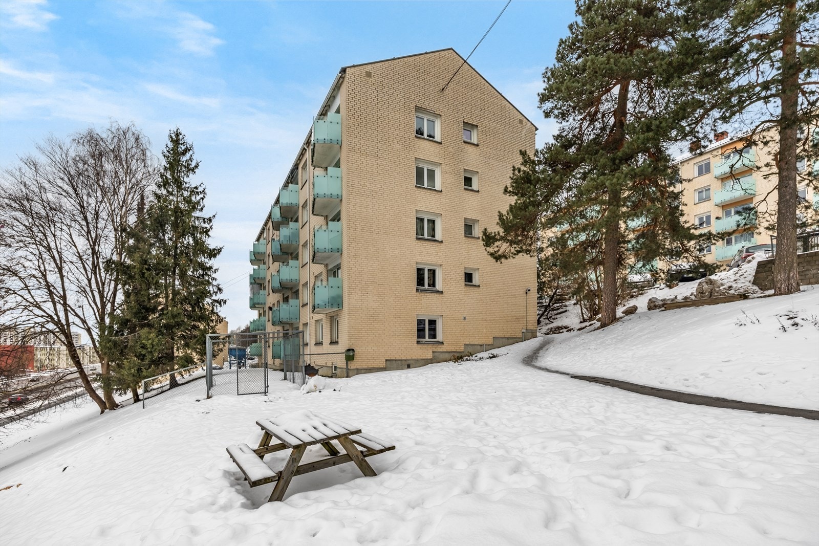 Bygget er omgitt av grønne fellesarealer med plass for uteaktivitet. Galleribilde