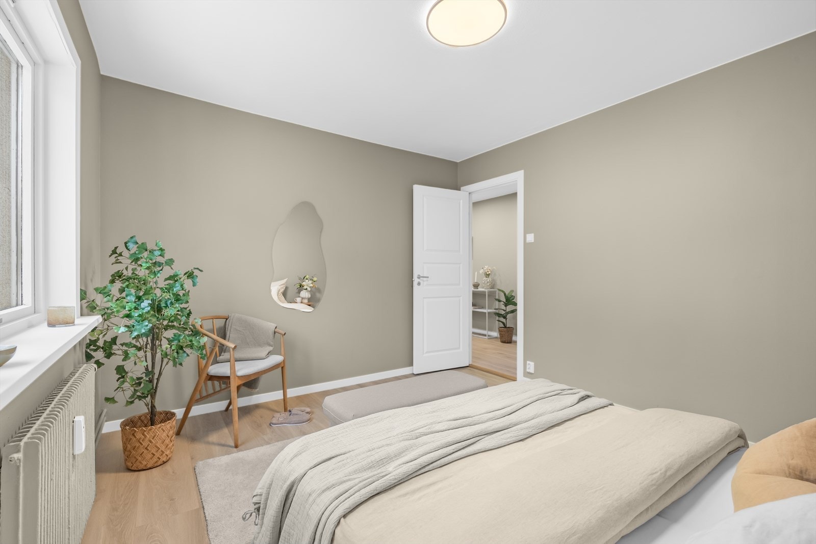 Rommet har en rolig og behagelig atmosfære, vendt bort fra stuen. Galleribilde