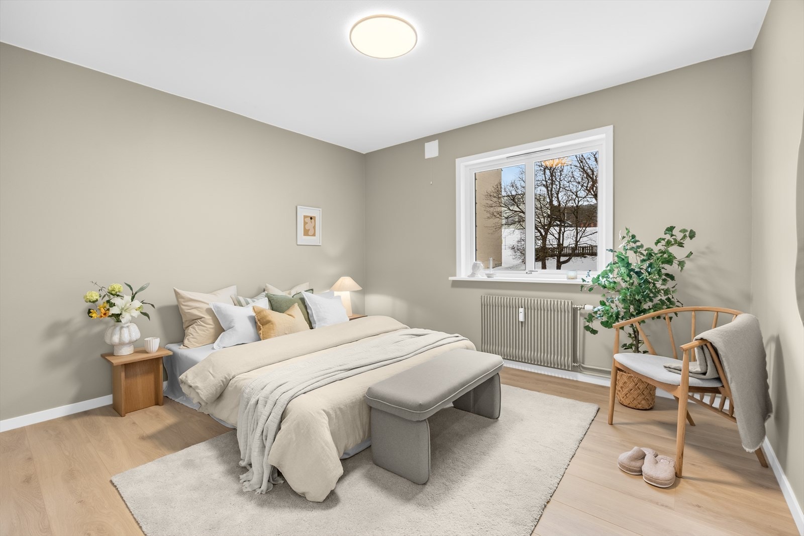 Hovedsoverommet er romslig med god plass til dobbeltseng og garderobeløsning. Galleribilde